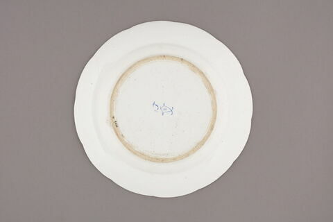 Assiette d'une série de quarante et une (R 510 à 549 bis); du service en pâte tendre blanche décorée de vases fleuris et d'amour en camaïeu rose et à bordure oeil de perdrix doré (R 489 à 549), image 2/4