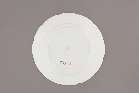 Assiette d'une série de quarante et une (R 510 à 549 bis); du service en pâte tendre blanche décorée de vases fleuris et d'amour en camaïeu rose et à bordure oeil de perdrix doré (R 489 à 549), image 2/3