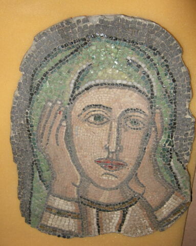 Fragment de mosaïque représentant une figure tenant son visage entre les mains, image 1/1