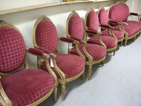 Un fauteuil d'une série d'un canapé et de six fauteuils, bois doré, recouvert de velours rouge
ayant servi au Président Aicardi, image 1/1