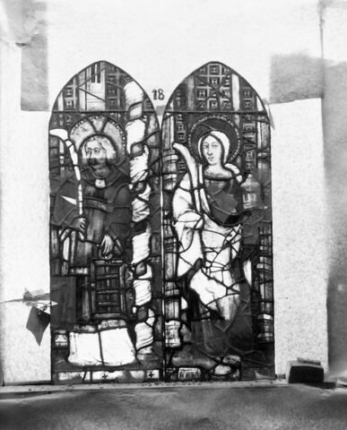 Panneau de vitrail (d'un ensemble de trois) : sainte Marie-Madeleine