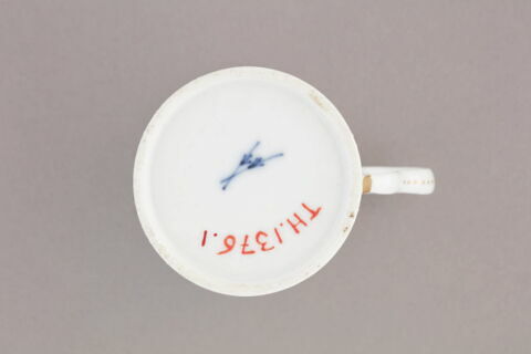 Tasse et sa soucoupe, d'une paire (TH 1375), image 3/6