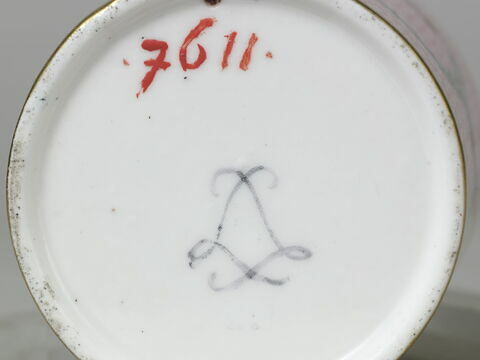 Tasse litron et soucoupe décorées d'oeils de perdrix roses et de scènes avec des angelots, image 2/4