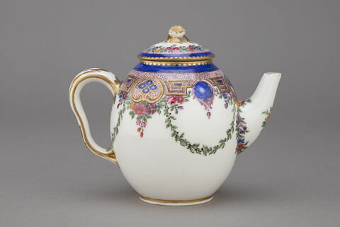 Pièce d'un déjeuner de cinq pièces : théière., image 2/5