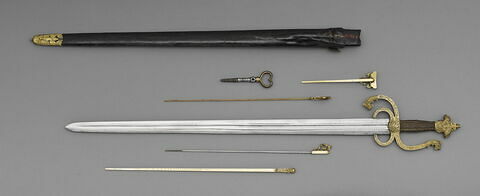 Epée  avec fourreau et accessoires (Trousse : hausse à canon, fil à plomb, dégorgeoir, vrille, tige graduée)