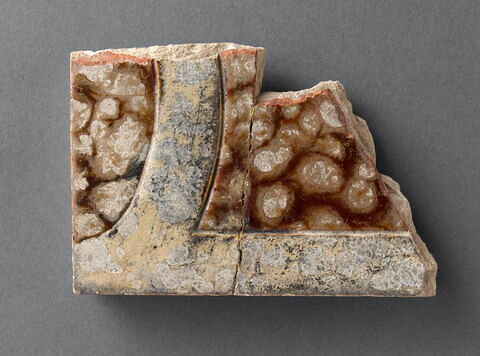 Fragment de plaque : décor jaspé