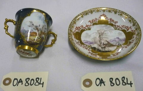 Tasse à deux anses et soucoupe d'un ensemble de six (OA 8079 à 8084).
Porcelaine dure.
Meissen, XVIIIème siècle.