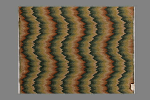 Tissu de laine imitant la tapisserie décoré, sur fond beige, d'ornements en dents de scie verts et ocre, image 3/5
