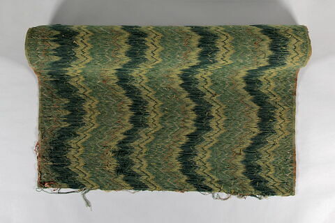 Tissu de laine imitant la tapisserie décoré, sur fond beige, d'ornements en dents de scie verts et ocre, image 4/5