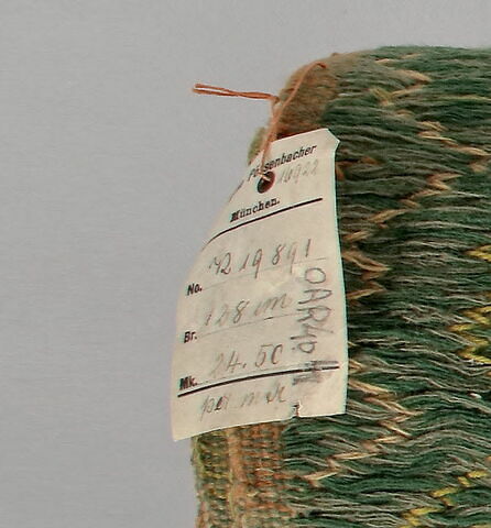 Tissu de laine imitant la tapisserie décoré, sur fond beige, d'ornements en dents de scie verts et ocre, image 2/5
