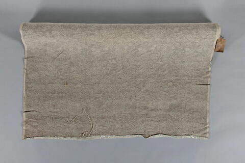 Tissu de coton et de soie damassée blanche à décor de grandes fleurs en relief, image 4/5