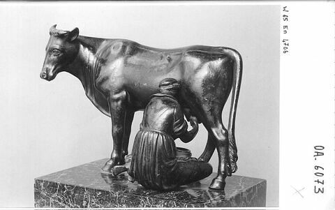 Groupe sculpté : paysanne trayant une vache, image 10/12