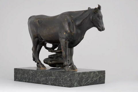 Groupe sculpté : paysanne trayant une vache, image 2/12