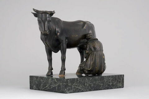 Groupe sculpté : paysanne trayant une vache, image 1/12