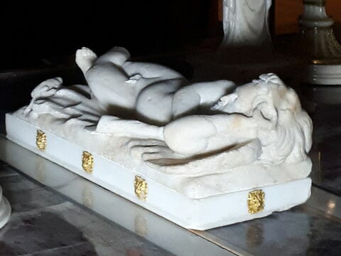 Socle du Cupidon endormi, image 2/2