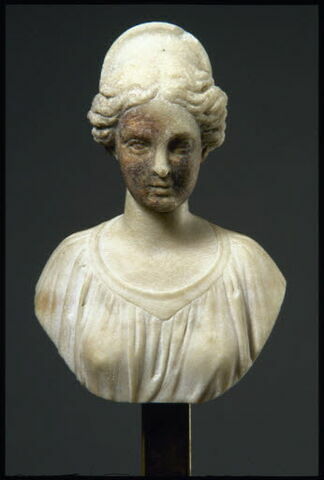 Statuette : buste de femme au chignon retenu par un diadème