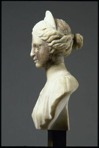 Statuette : buste de femme au chignon retenu par un diadème, image 2/4