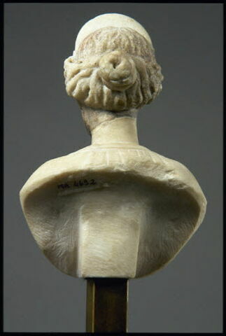 Statuette : buste de femme au chignon retenu par un diadème, image 3/4