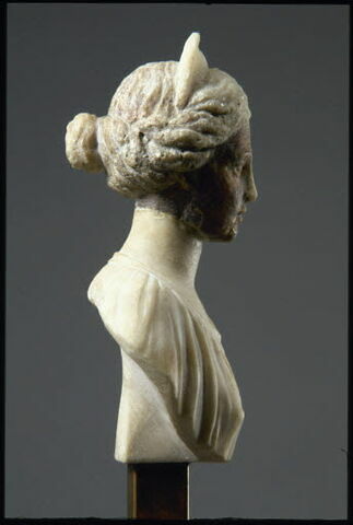 Statuette : buste de femme au chignon retenu par un diadème, image 4/4