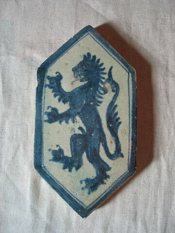 Carreau hexagonal : lion rampant (armoiries des Caracciolo)
