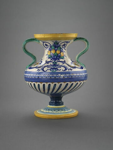 Vase à pied et à deux anses, image 1/6