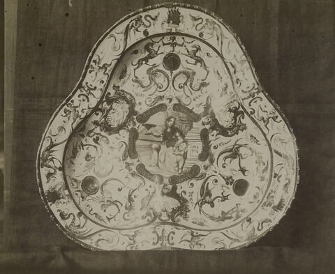 Bassin trilobé : la Piété ; emblème d'Alphonse II (1533-1597), duc de Ferrare, image 7/7