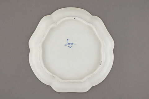 Plateau à bords contourné à six lobes, d'une série de quatre (R 576 à 579), d'un service de table (R 550 à 675), image 2/2