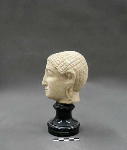 statue, image 2/2