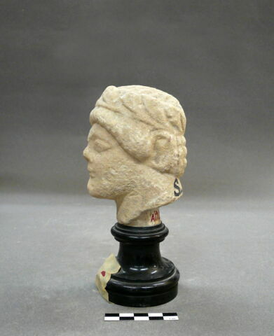 statue, image 2/2