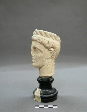 statue, image 2/2