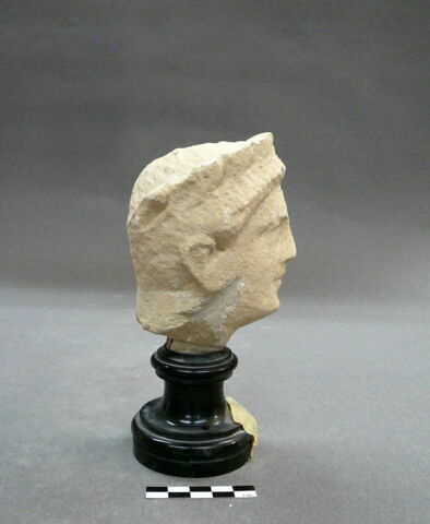 statue, image 2/2