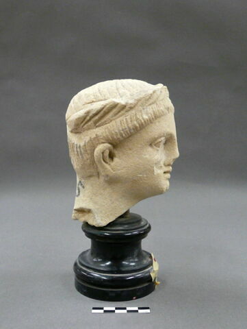 statue, image 2/2