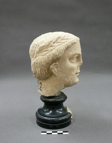 statue, image 2/2