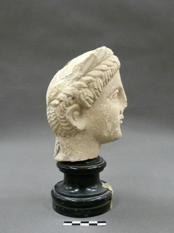 statue, image 2/2