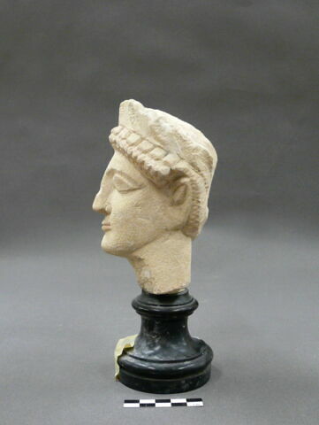 statue, image 2/2