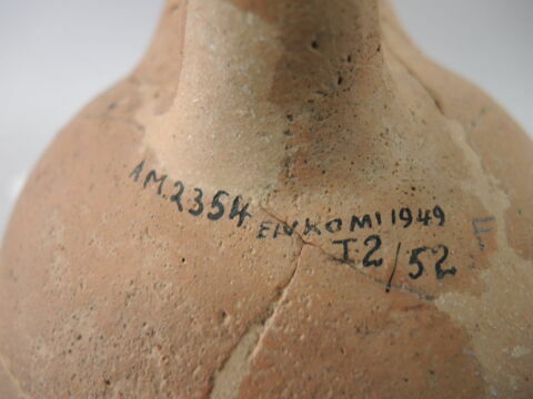 vase, image 2/2