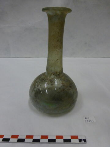 vase, image 3/3