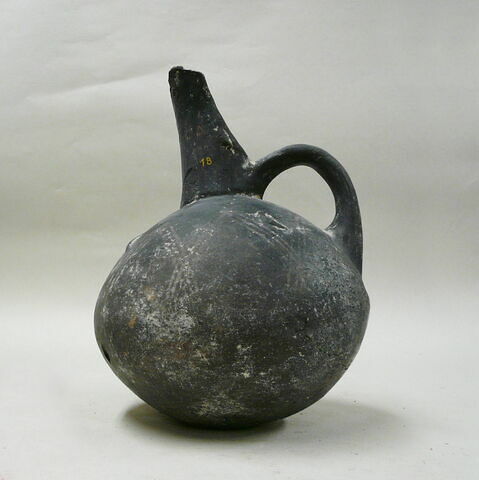 vase, image 3/3
