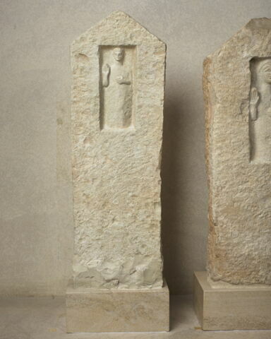 stèle ; objet funéraire