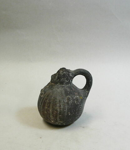 vase, image 3/3