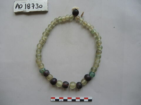 perle ; collier, image 2/2