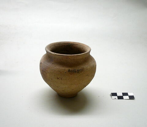 vase, image 2/2
