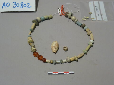 perle  ; collier, image 2/2