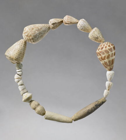 Coquillages et perles de terre cuite