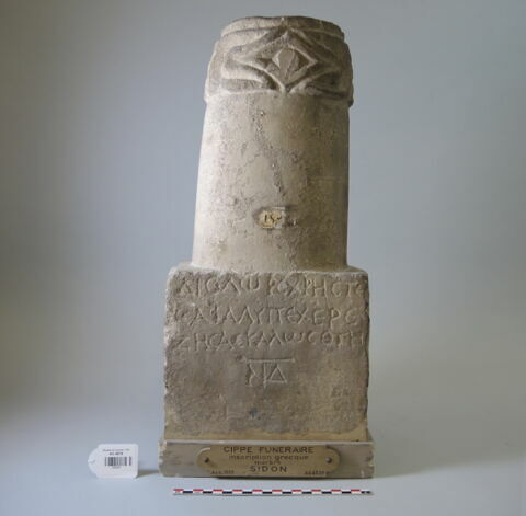 cippe ; objet funéraire, image 1/2