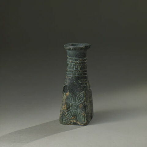 vase, image 9/9