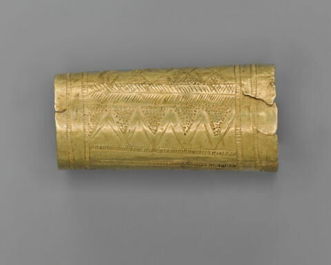 élément de manche de poignard  ; tube, image 3/4
