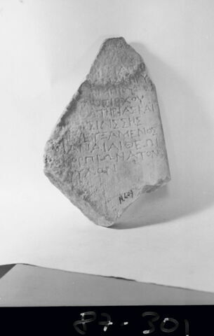 stèle  ; plaque  ; document écrit, image 2/2