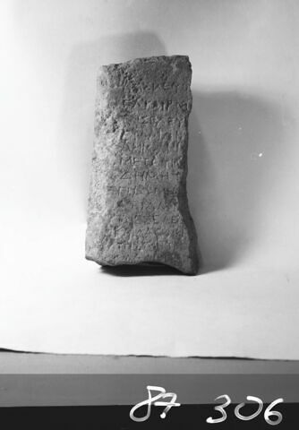stèle  ; plaque, image 2/2