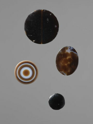 perle ; médaillon, image 2/3